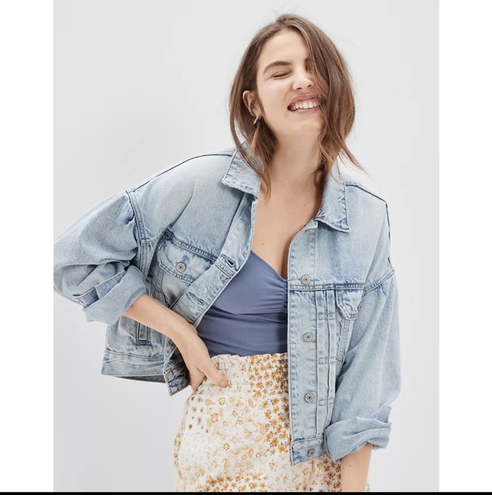 NWT AE American Eagle Cropped Denim Jacket Light Wash